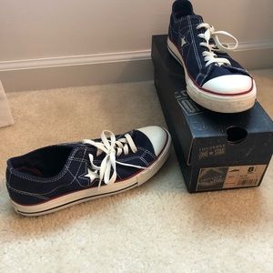 Navy/white Converse One Star